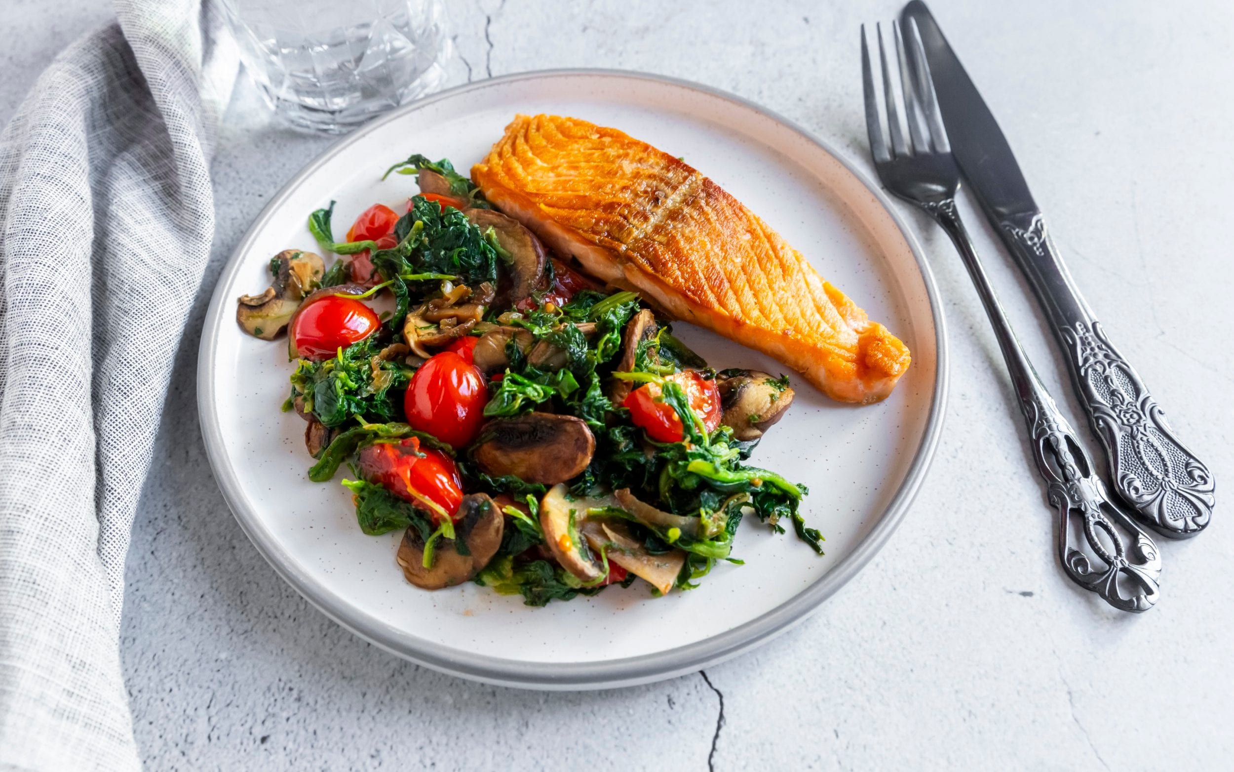 Grilled salmon with spinach, mushrooms and tomatoes