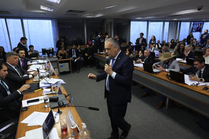 Pesquisa também perguntou se os brasileiros acompanham a CPI do INSS. Foto: Wilton Junior/Estadão