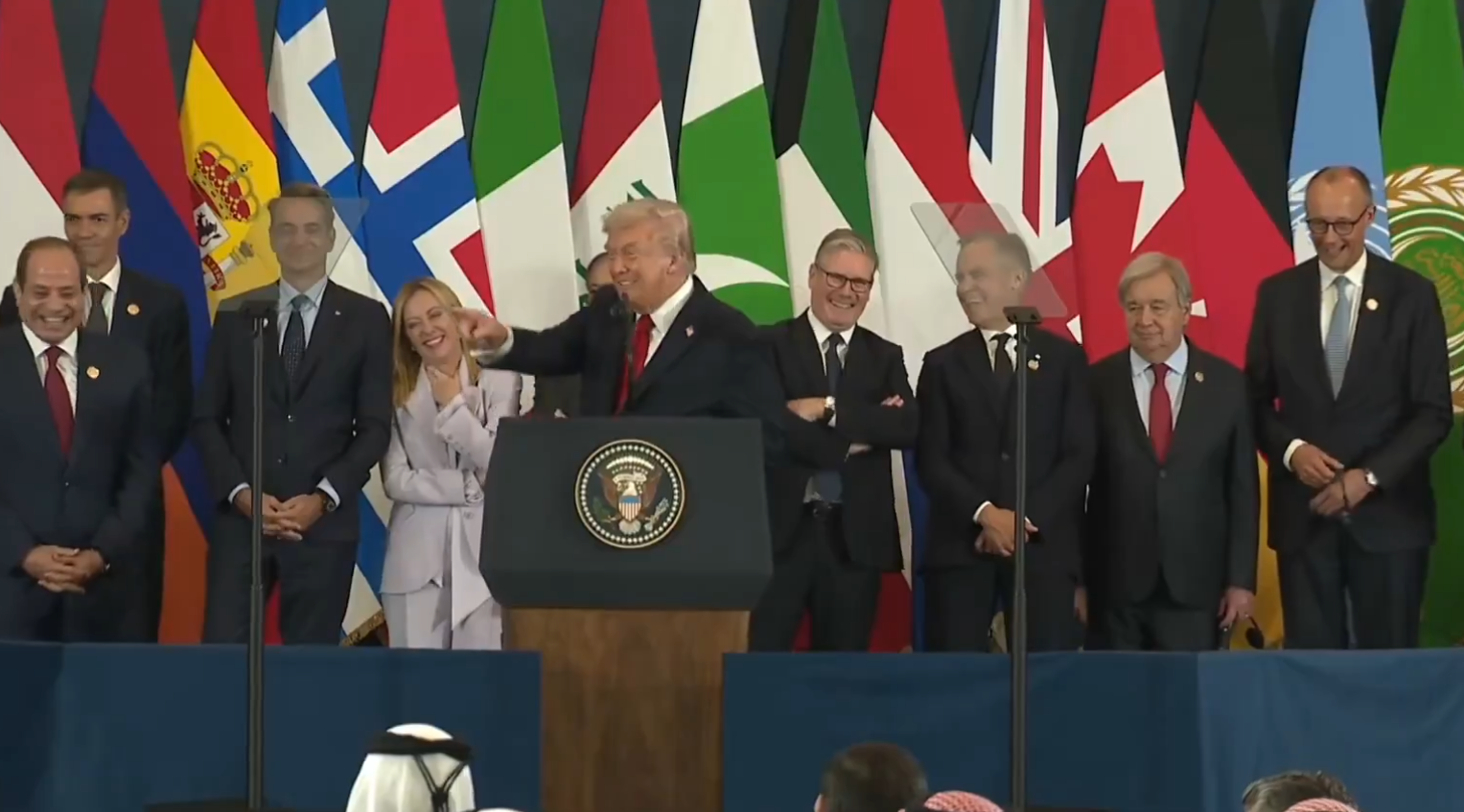 Si Emmanuel Macron voulait faire preuve de discrétion au sommet pour la paix à Gaza, Donald Trump l’a totalement privé de ce droit avec sa remarque.