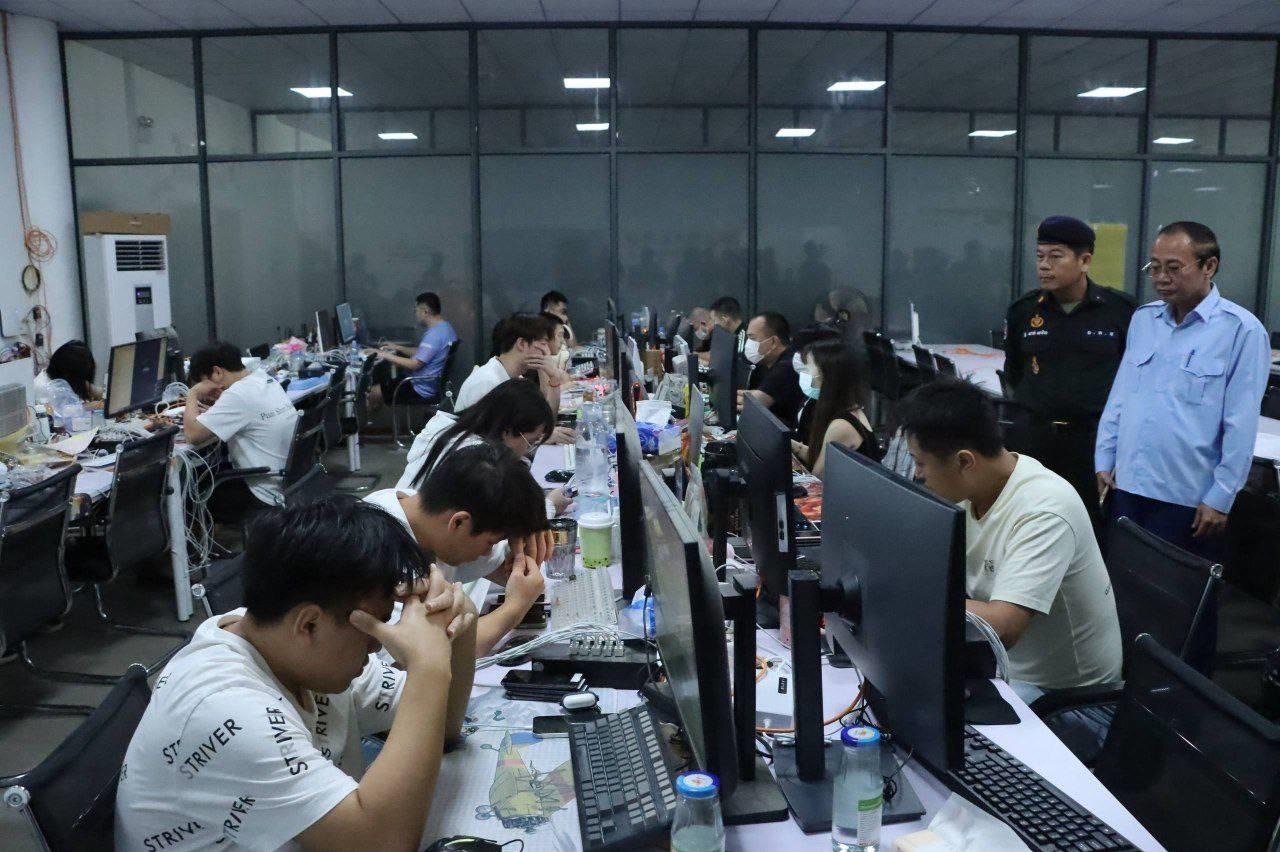 Cảnh sát Campuchia khám xét một cơ sở lừa đảo trực tuyến tại tỉnh Kratie ngày 17/7. Ảnh: Khmer Times