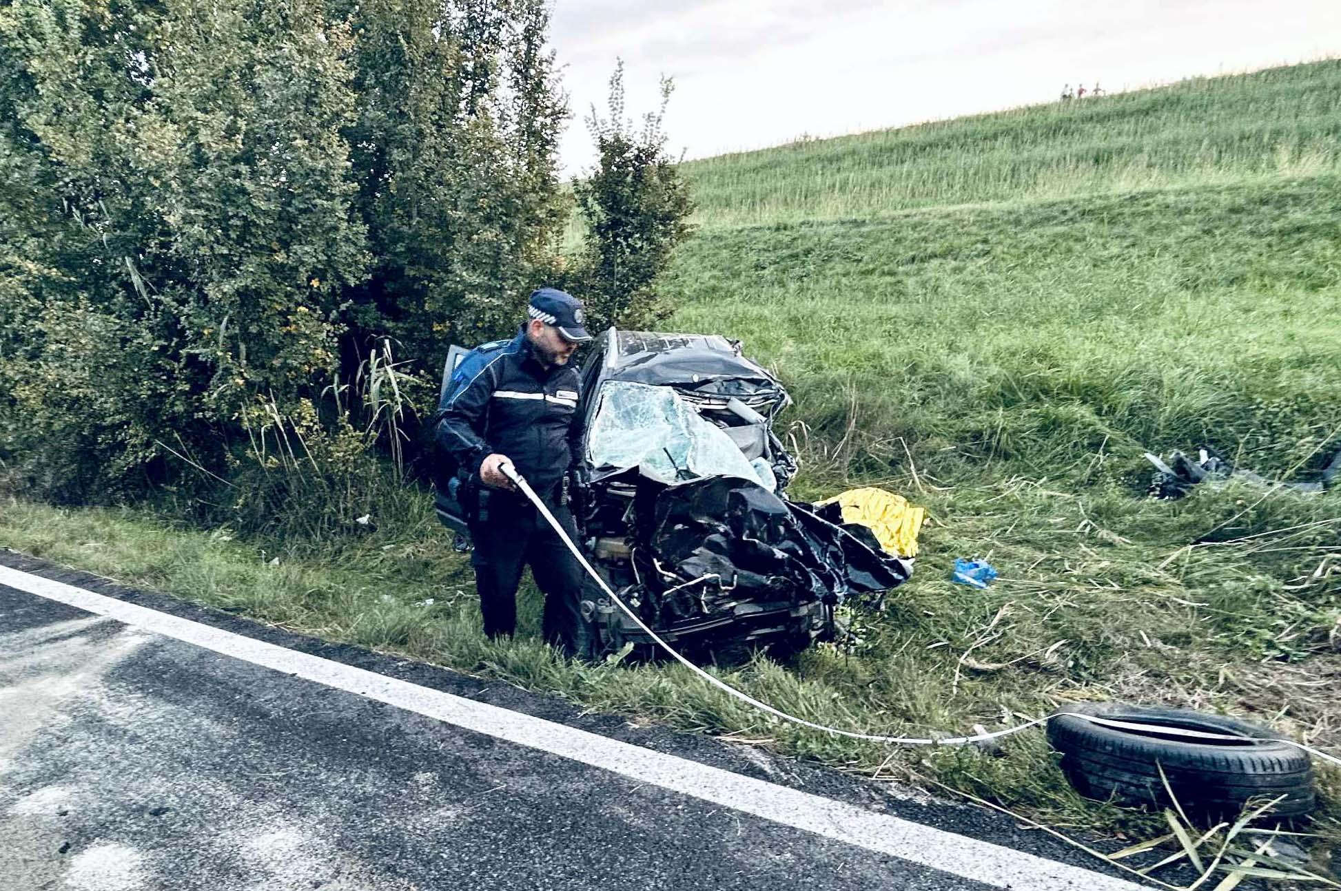 Ancora una tragedia sulla Statale 16, auto si schianta contro un camion ...