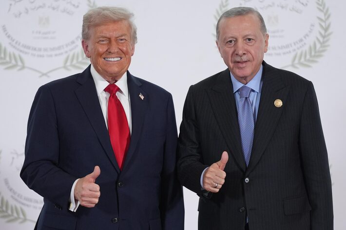 O presidente dos Estados Unidos, Donald Trump, cumprimenta o presidente da Turquia, Recep Tayyip Erdogan, em Sharm el-Sheikh, no Egito Foto: Evan Vucci/ AP