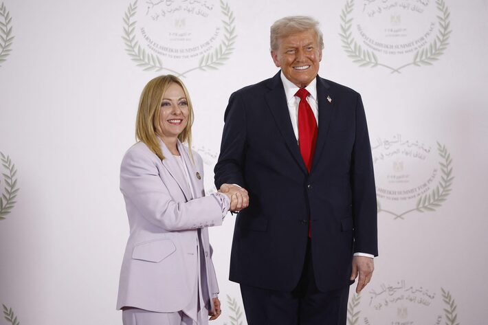 O presidente dos Estados Unidos, Donald Trump, cumprimenta a primeira-ministra da Itália, Giorgia Meloni, em Sharm el-Sheikh Foto: Yoan Valat/AFP