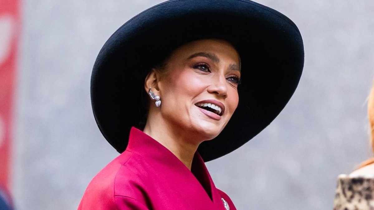 jennifer-lopez-and-the-old-money-style-the-straight-skirt-and-manolo