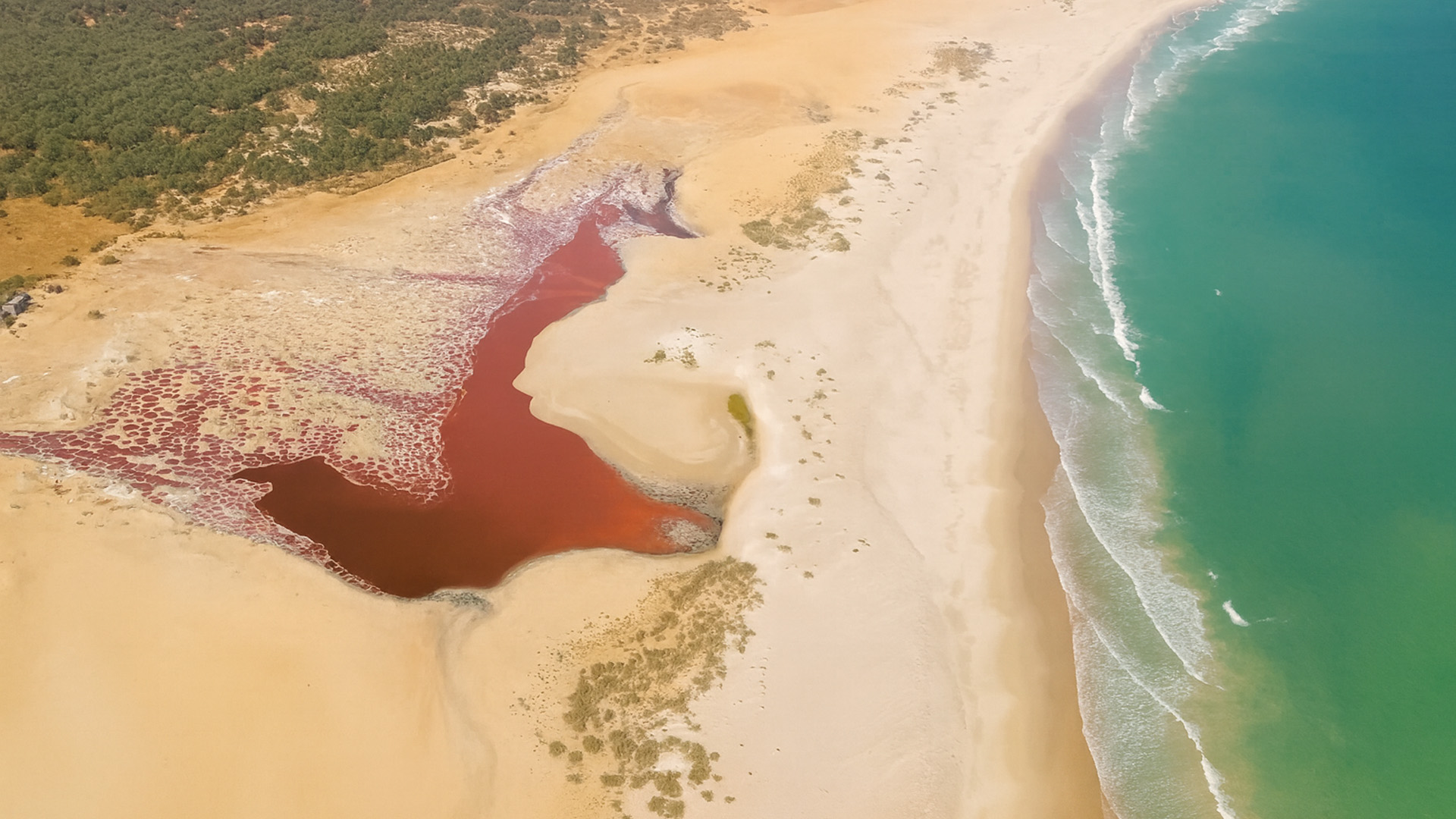 Shoab Beach - Red Lagoon and Turquoise Sea in 4K