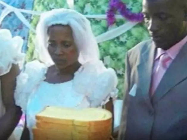 Sem dinheiro para o bolo, casal indiano serve pão e manteiga em cerimônia de casamento