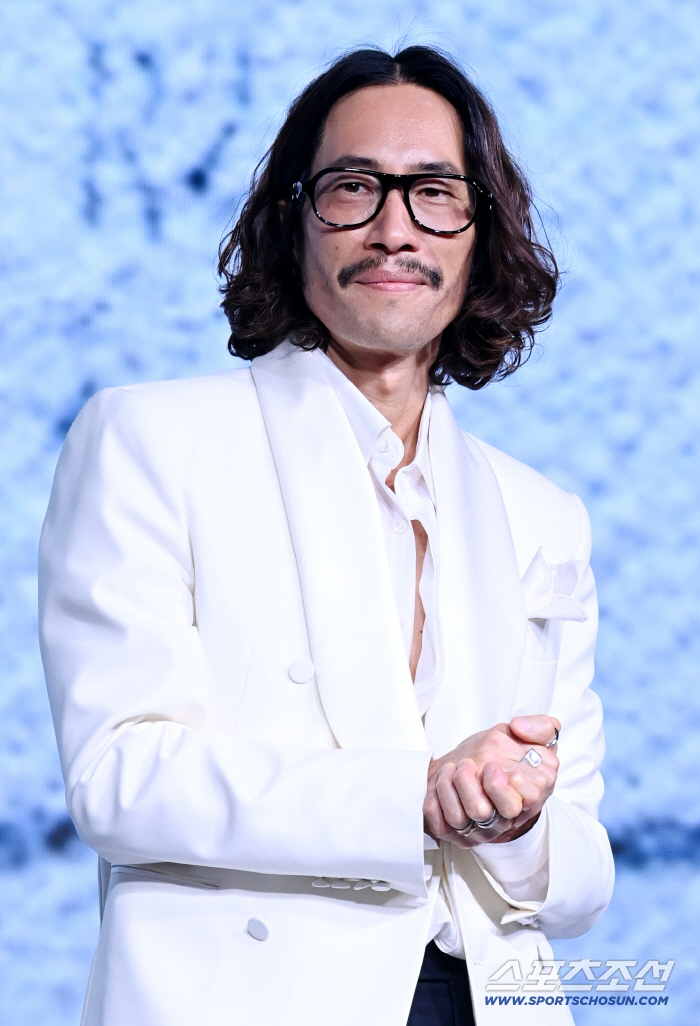 RYU SEUNG BEOM, with a good look in his eyes