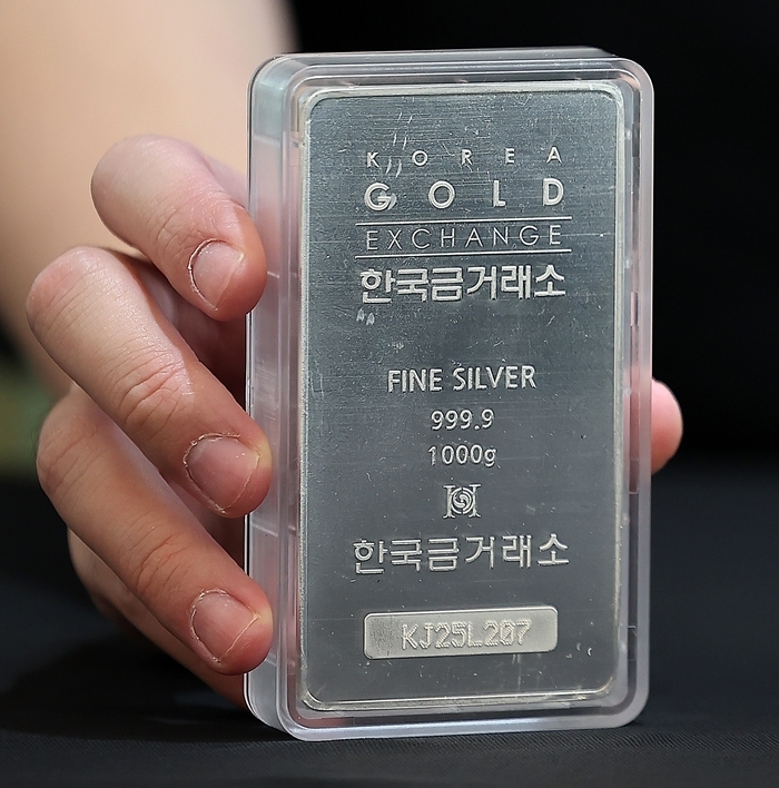 “금 못사면 은이라도 살 걸”... 올해 은 가격 82% 급등, 사상 최고치 경신