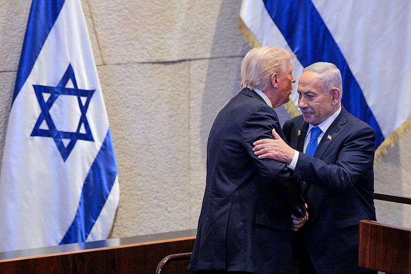 US-Präsident Donald Trump im Gespräch mit Israels Premierminister Benjamin Netanjahu in der Knesset in Jerusalem, 13. Oktober 2025