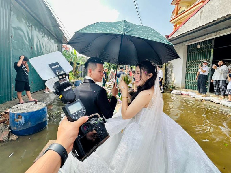 Ngập từ nhà ra ngõ, chú rể Hà Nội đem 2 chiếc thuyền đi đón dâu