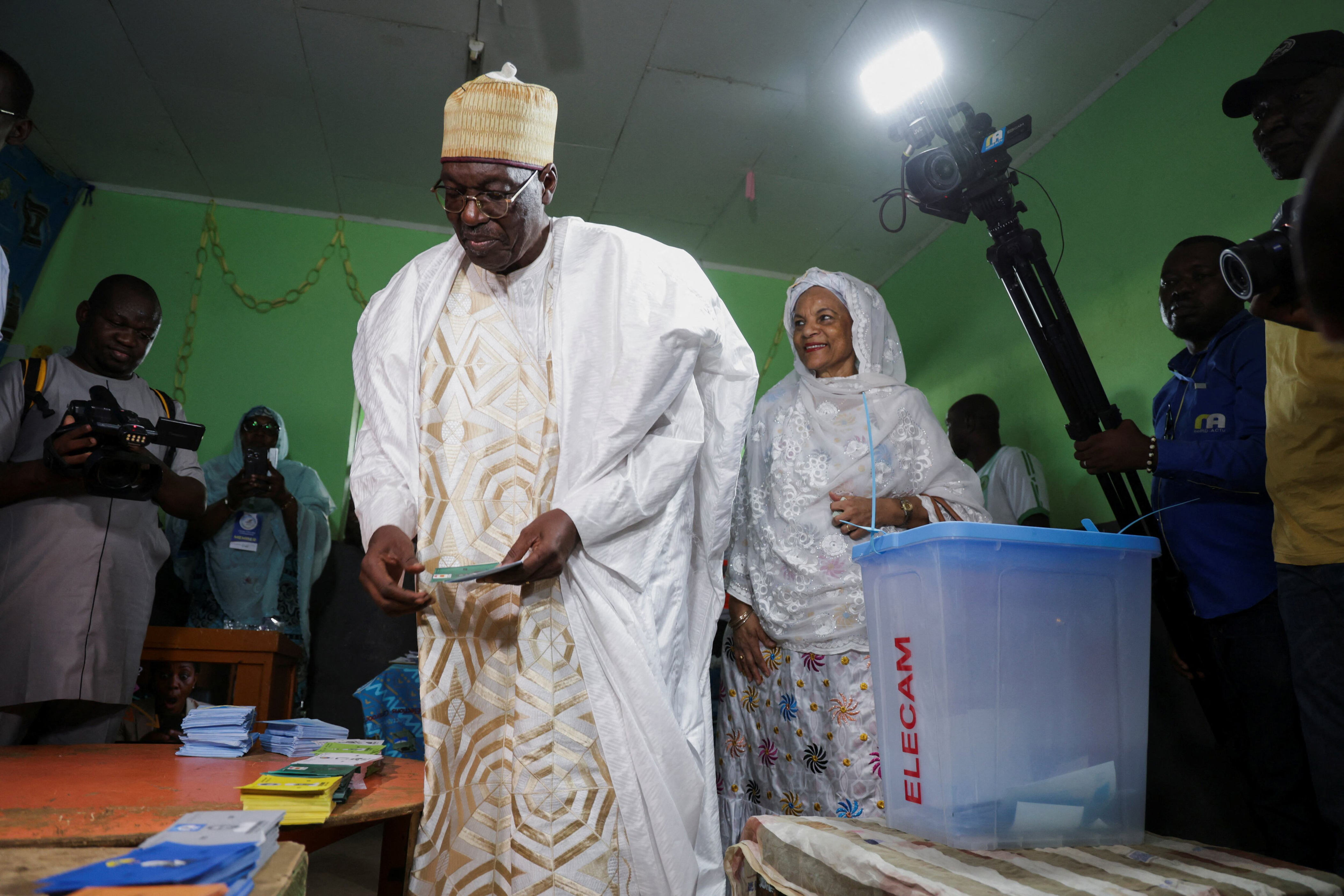 Au Cameroun, le candidat de l’opposition Issa Tchiroma revendique en ...
