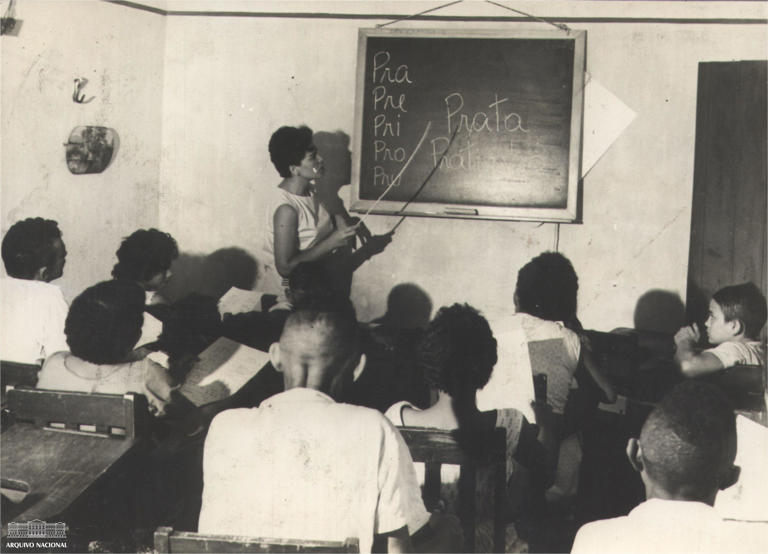 Sala de aula de curso de alfabetização para adultos e crianças no Rio, em 1963, ano em que foi instituído o Dia do Professor no Brasil