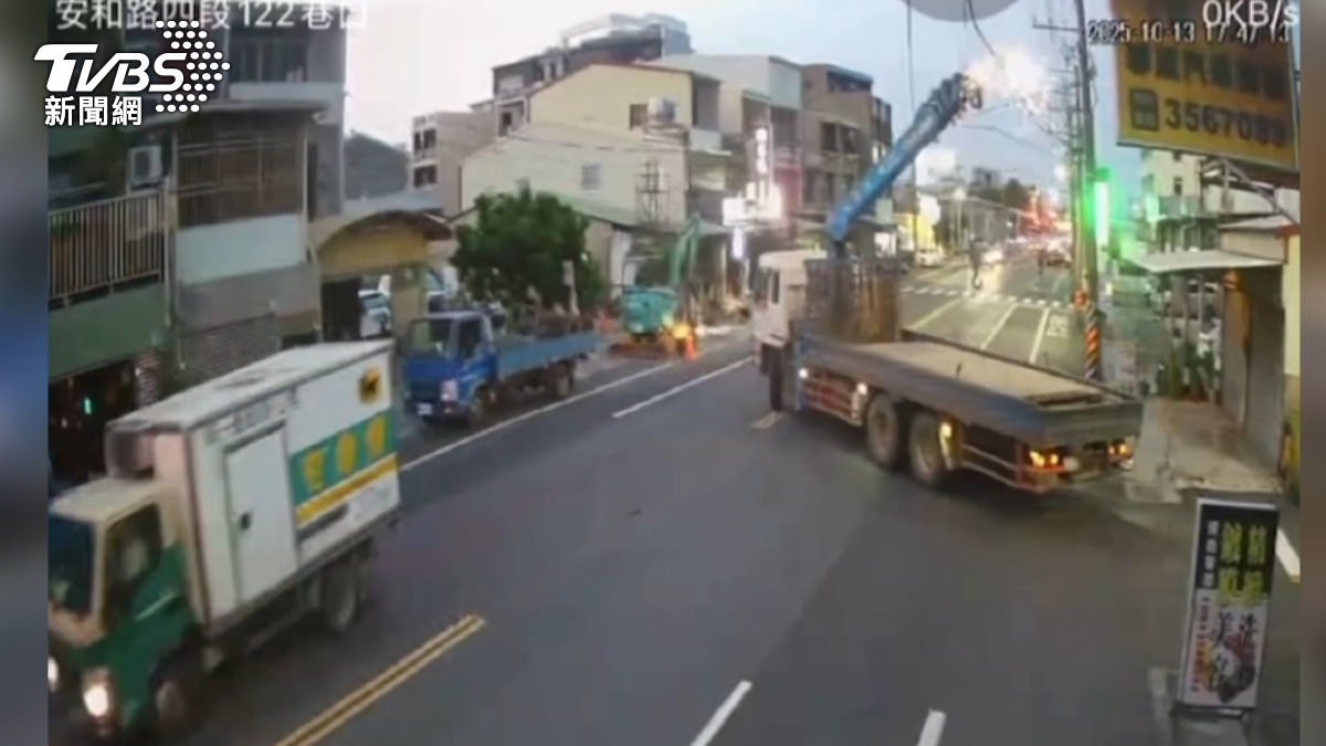 吊臂沒收！吊車扯斷4條電線「炸出火光」 網路全斷了
