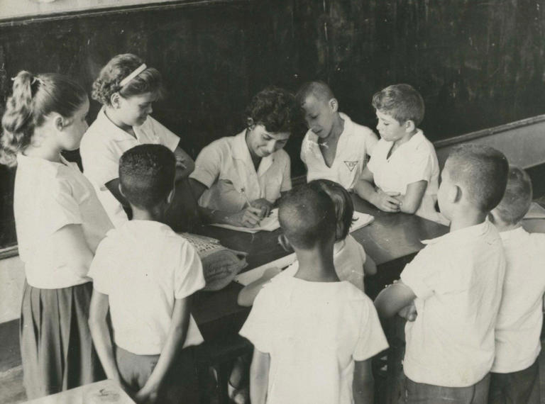 Sala de aula no Rio, em 1963, ano em que foi instituído o Dia do Professor no Brasil