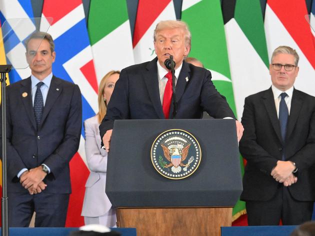 Wo ist Emmanuel Macron? Donald Trump hätte seinen französischen Amtskollegen während seiner Rede in Scharm el Scheich lieber hinter sich gehabt.