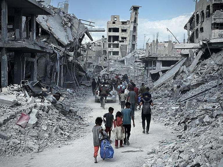 Comunidad palestina abandonando Gaza. (Photo by Doaa Albaz/Anadolu via Getty Images)