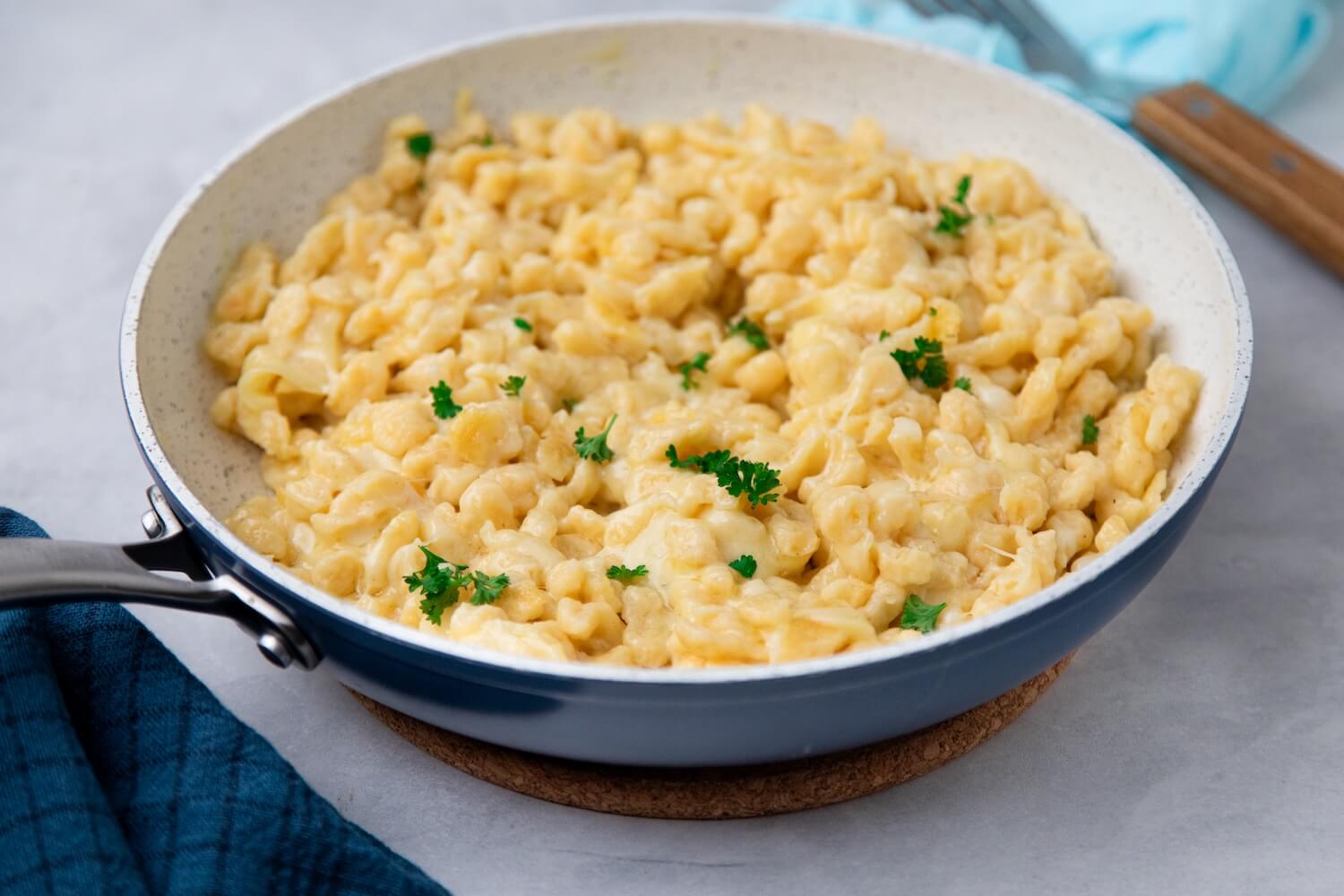 Käsespätzle mit Röstzwiebeln – einfaches Rezept wie im Allgäu