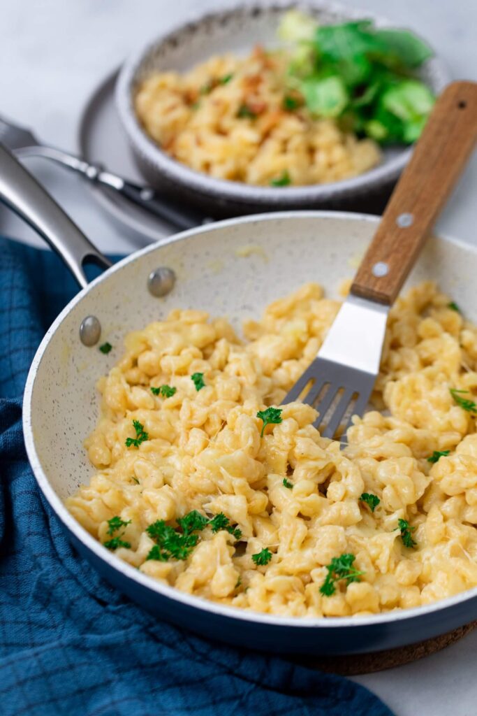 Käsespätzle mit Röstzwiebeln – einfaches Rezept wie im Allgäu