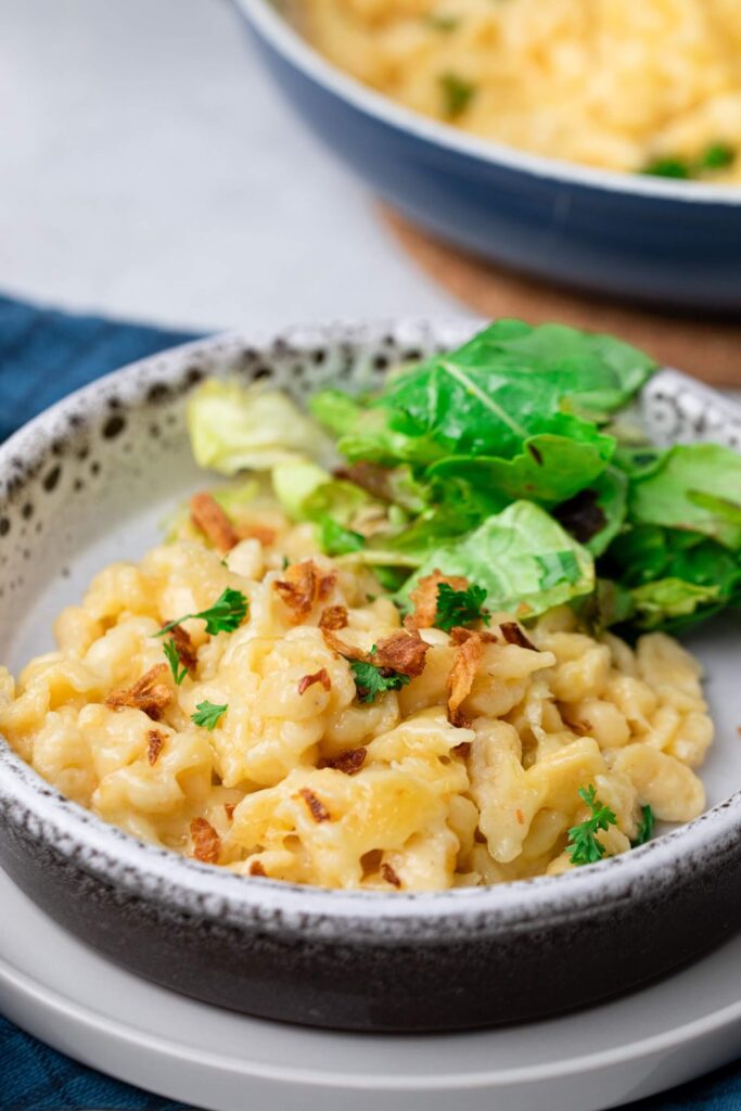 Käsespätzle mit Röstzwiebeln – einfaches Rezept wie im Allgäu