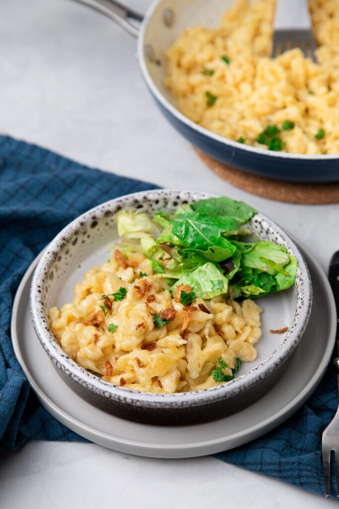 Käsespätzle mit Röstzwiebeln – einfaches Rezept wie im Allgäu