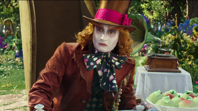 Alice bước qua tấm gương