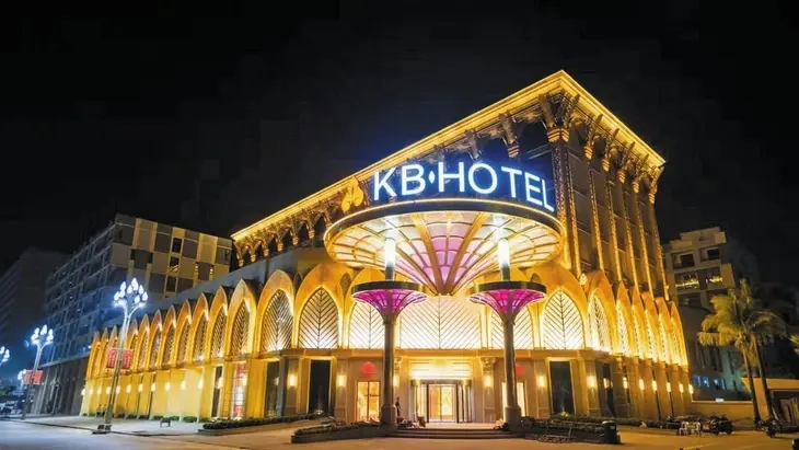 Một khách sạn sang trọng được xây dựng trong khu du lịch gần bãi biển thành phố Sihanoukville, Campuchia. Chủ khách sạn là Từ Ái Dân (Xu Aimin), một tội phạm đã chạy trốn sang Campuchia ngay sau khi bị tuyên án tù vì tội lừa đảo ở Trung Quốc. Bộ Tài chính Mỹ tháng trước công bố lệnh trừng phạt đối với Xu, cho biết hắn đã thành lập một tổ chức tội phạm trong tòa nhà ngay bên cạnh khách sạn này và tiến hành các vụ lừa đảo qua điện thoại nhằm vào nạn nhân trên khawps thế giới. Theo lệnh trừng phạt, toàn bộ tài sản của Xu tại Mỹ bị phong tỏa và mọi giao dịch với công dân Mỹ đều bị cấm - Ảnh: THE CHOSUN DAILY/KB Hotel Homepage