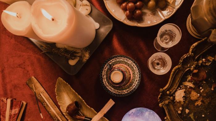 Ramalan Zodiak 25 Desember 2025: Aries Hadapi Hubungan Rumit, Capricorn Bersinar di Publik