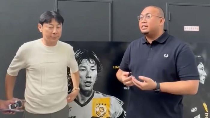 BUKAN TITIPAN - Wakil Ketua Komisi VI DPR RI Andre Rosiade dalam pertemuan dengan mantan pelatih timnas Indonesia, Shin Tae Yong (STY), di Korea Selatan beberapa hari lalu. Andre membantah kabar yang menyebutkan kalau menantunya, Pratama Arhan, merupakan pemain titipan dalam skuad tim nasional (Timnas) Indonesia. (HandOut/IST)
