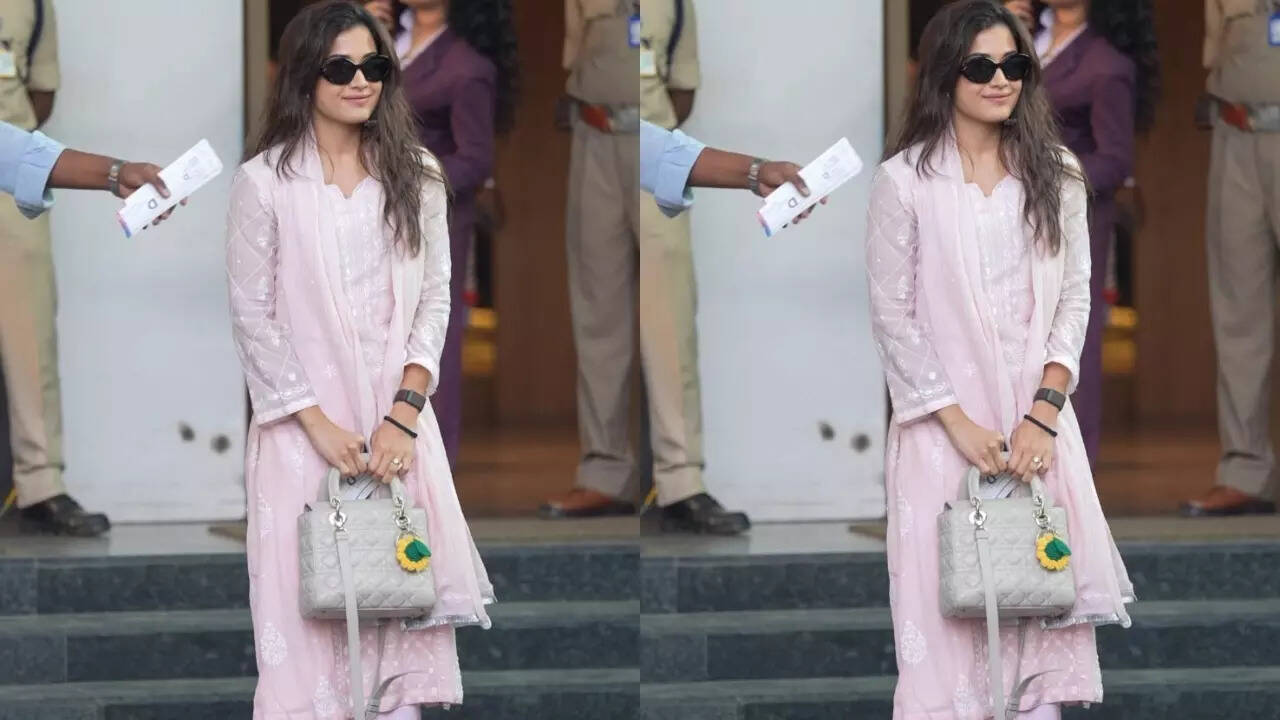 Rashmika Mandanna flaunts sparkling ring, fueling secret engagement  speculation with Vijay Deverakonda; fans say it's 'confirmed'