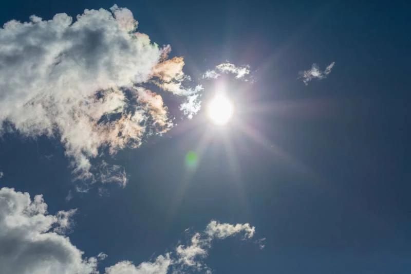 Prakiraan Cuaca BMKG 21 Oktober 2025, Awas Panas 35 Derajat dan Gelombang Laut 4 Meter