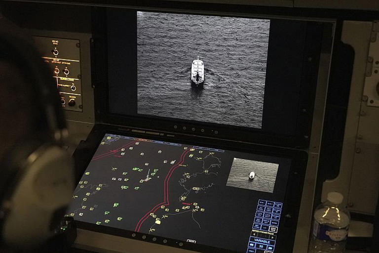 Membres d'équipage à bord d'un avion de surveillance Atlantique 2 de la marine française patrouillant au-dessus de la mer Baltique, le 23 janvier 2025 AP Photo