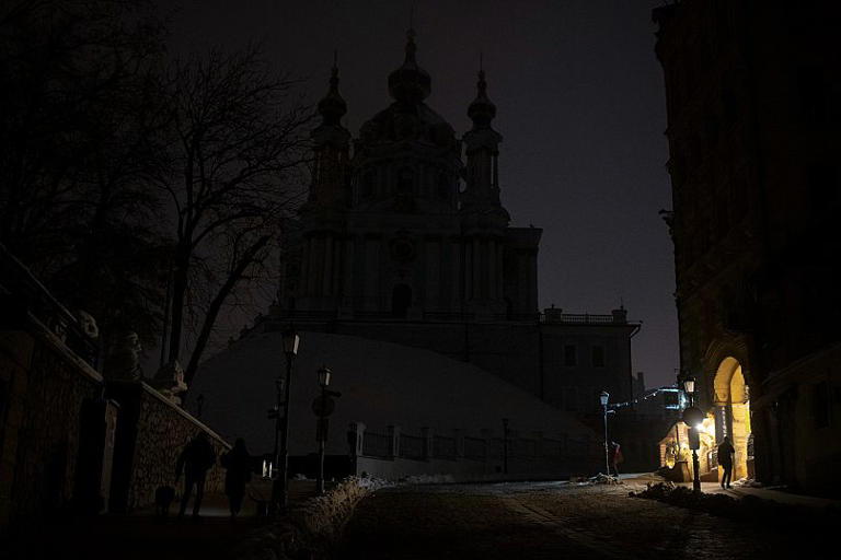 Une frappe de roquette russe provoque une panne d'électricité dans le centre de Kyiv, le 23 novembre 2022 AP Photo