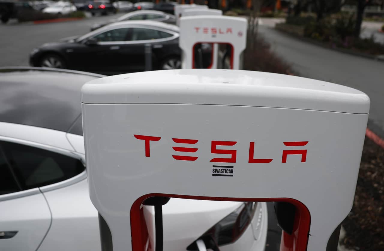 Tesla Stock Rises. Market Looks Ahead to Earnings With Optimism.