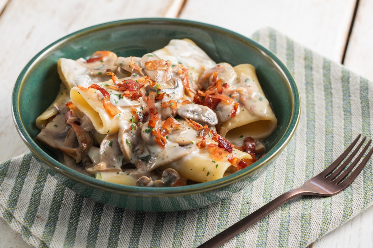Pasta with mushrooms and speck