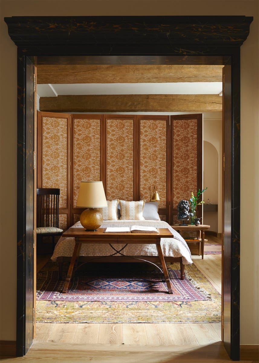 interior-design-bedroom-fabric-folding-screen-wood-panel-wall-residential-ile-st-louis-paris-studiodykas-12.22.jpeg