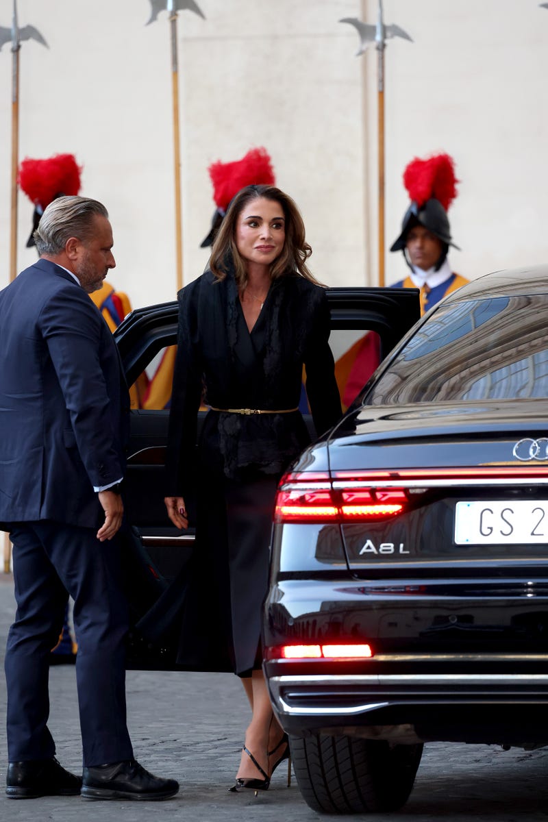 Pope Leo Welcomes Jordan's Queen Rania and King Abdullah to Vatican City