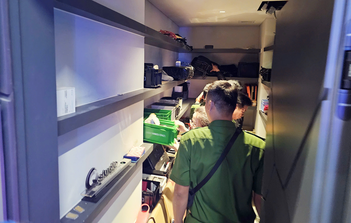 Cảnh sát thu giữ 80 sổ đỏ khi khám xét nhà DJ Ngân 98