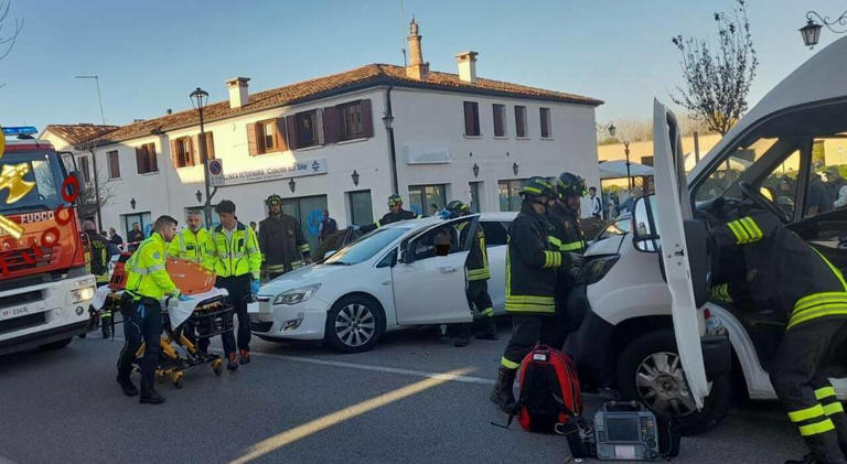 Incidente tra quattro auto, un furgone e una betoniera: 5 persone ...
