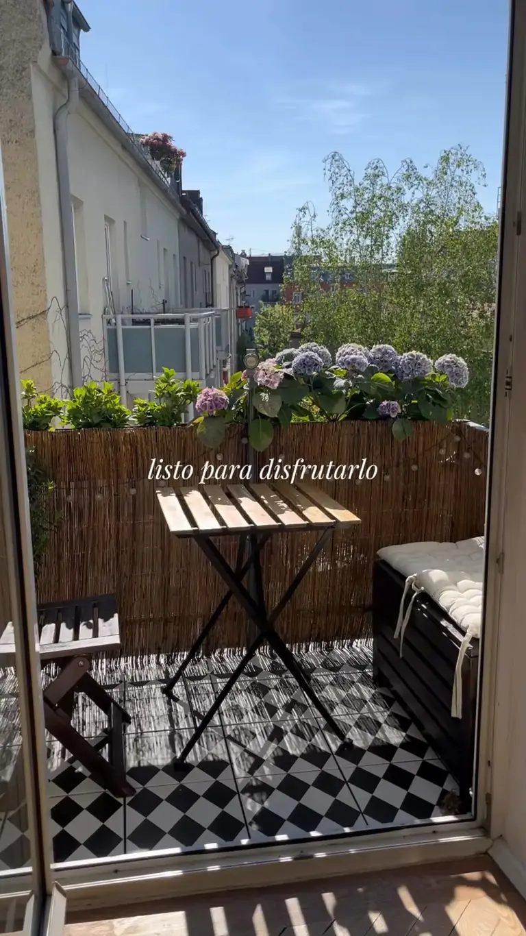 Una pareja convierte su diminuto balcón de 1 m² en un rincón con encanto