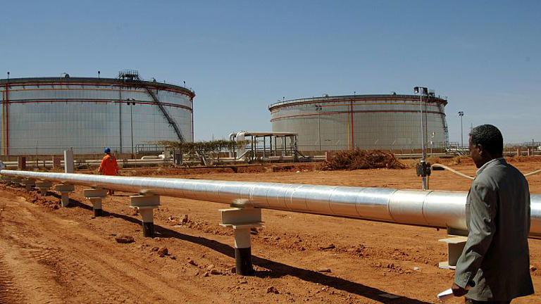 ARCHIVES - Le vice-président soudanais Ali Osman Mohamed Taha marche lors d'une cérémonie d'inauguration d'un champ pétrolier, dans le sud du Kordofan, au Soudan.