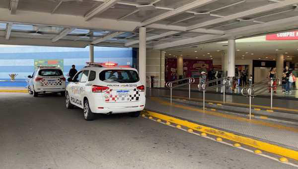 VÍDEO: criminosos armados roubam loja dentro do Shopping Interlagos, em São Paulo