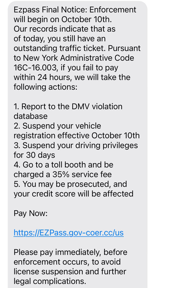 The Wall Street Journal reports on the 15th that Chinese criminal organizations send spam texts in large quantities, such as 'unpaid toll fees,' to U.S. residents to steal personal information. The photo is a fake text received by a reporter from this newspaper.