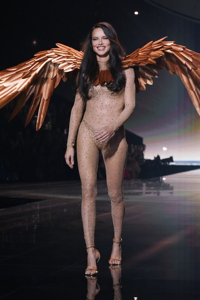 Victoria's Secret Fashion Show Runway 2025, Photos