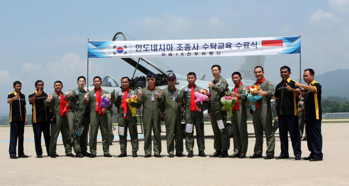 인도네시아 조종사 6명이 지난 2013년 6월 24일 제16전투비행단 마지막 비행교육을 마치고 기념촬영을 하고 있다. / 뉴스1