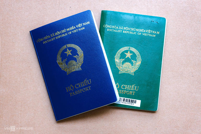 Hộ chiếu Việt Nam mẫu mới (ảnh trái) và cũ. Ảnh: Nick M