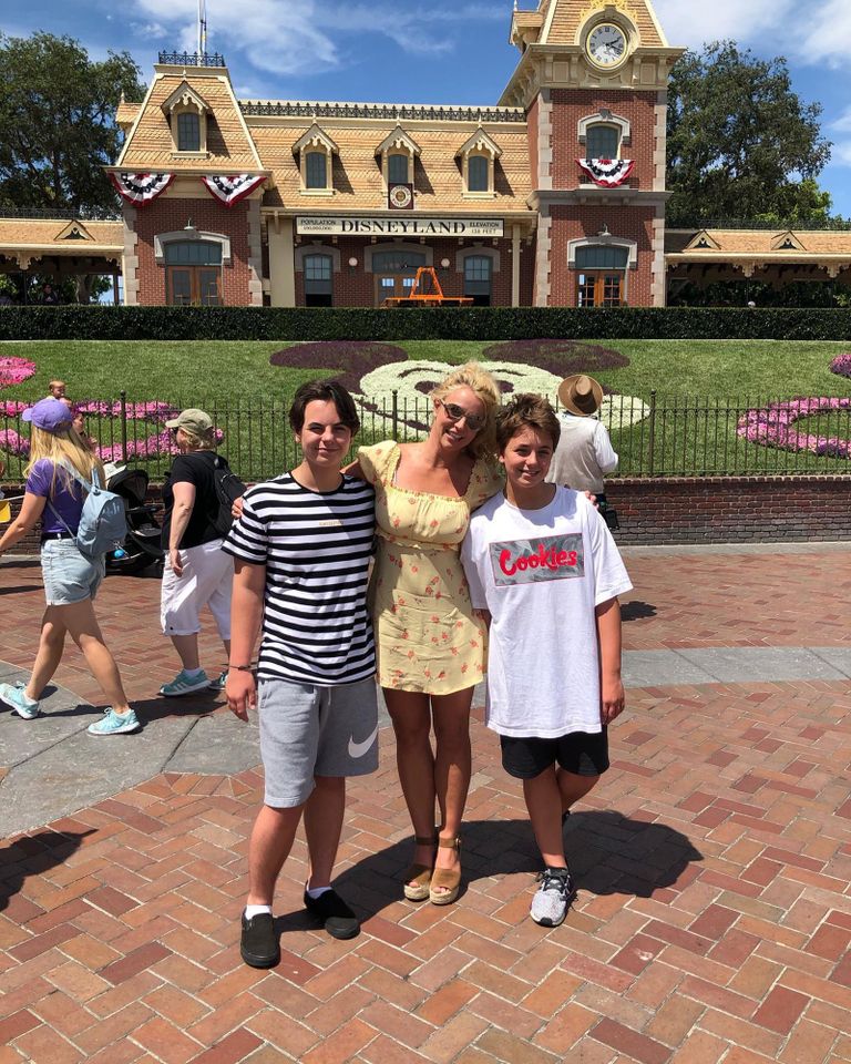 Britney Spears Instagram Britney Spears con sus hijos, Sean Preston Federline y Jayden James Federline en Disneyland.