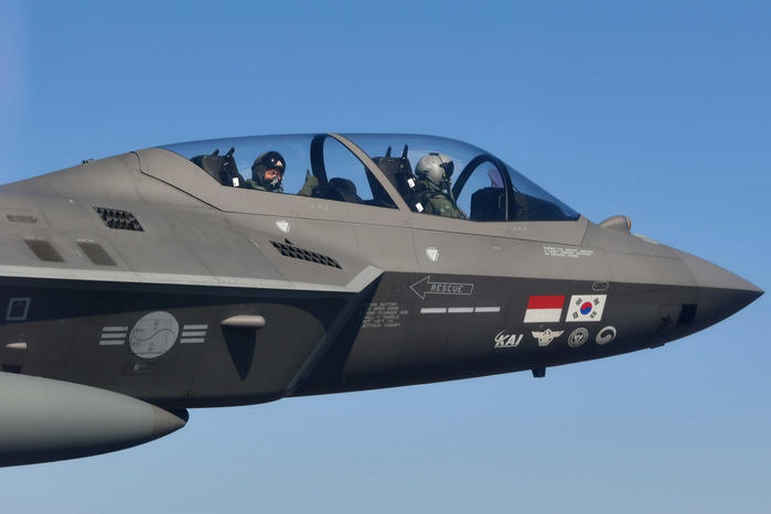 시험 비행하는 KF-21 / 공군