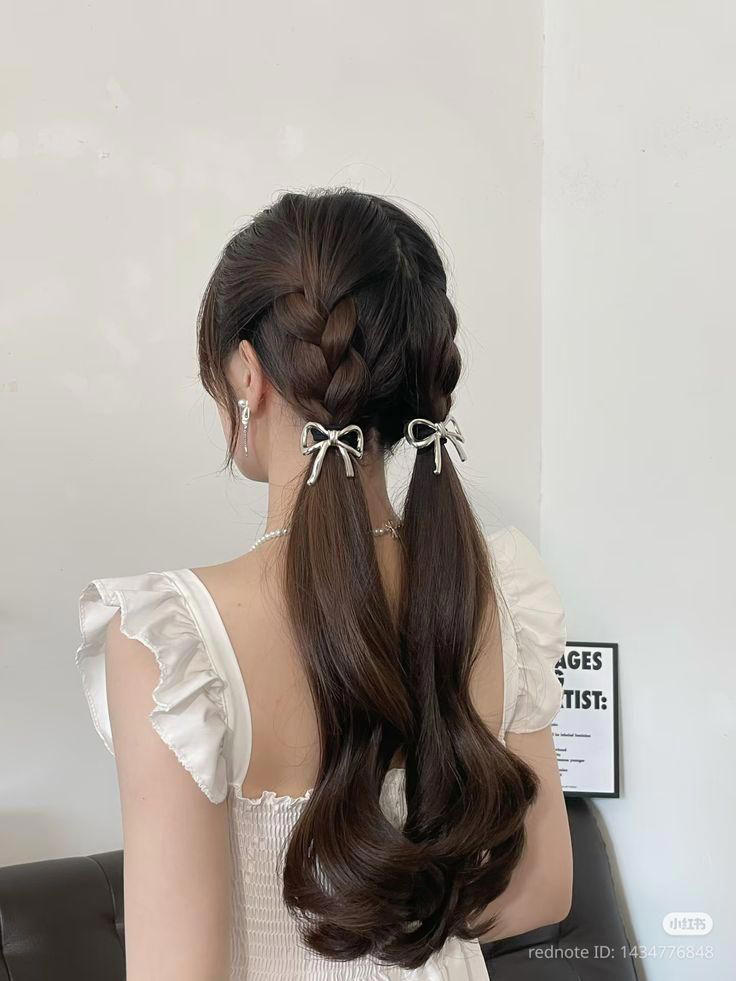 Deretan ide styling rambut kepang dengan aksesori, chic dan artsy