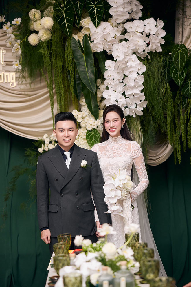 Thiếu gia Tập đoàn Sơn Hải và Hoa hậu Đỗ Thị Hà trong lễ rước dâu ở ...