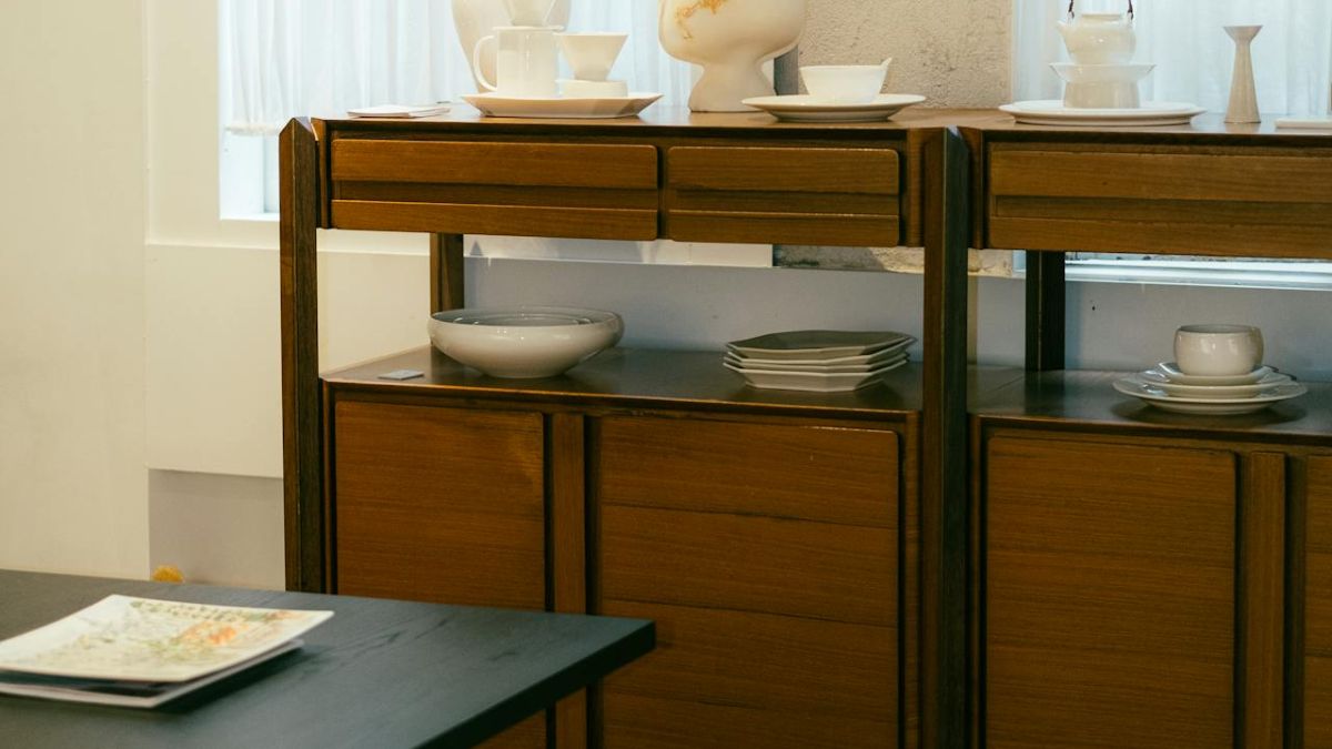 5 Lemari Hias Ruang Tamu untuk Tampil Lebih Elegan 1 AA1P0GtM